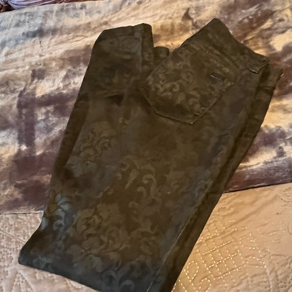 Stylish Black Patterned Women's Cropped Jeans - Picture 5 of 5